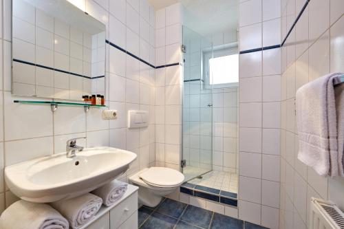 エールヴァルトにあるFerienwohnung Haus Leonardの白いバスルーム(洗面台、トイレ付)