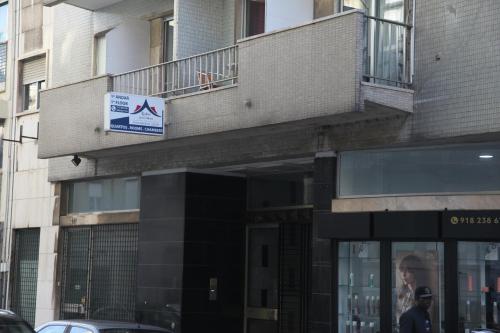 un edificio con un cartel en el costado en Lisbon Suite Home, en Lisboa