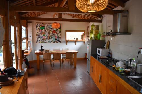 Una cocina con una mesa y un comedor. en Luckydaisy Buffalo House, en Sa Pa