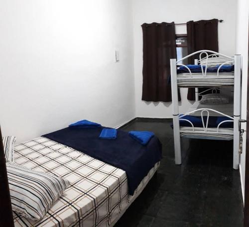 a bedroom with two bunk beds in a room at Apartamento para 10 pessoas próximo a Basílica in Aparecida