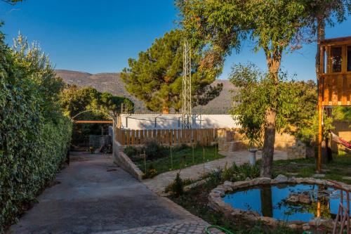 a garden with a pond and a fence at Casal Dos 5 in Minde
