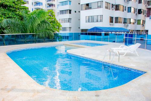 una piscina con una silla junto a un edificio en Mirador del Laguito 1201, en Cartagena de Indias