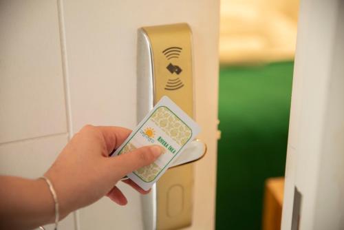 a person holding a remote control in front of a door at Hotel Riviera Inka Paracas in Paracas