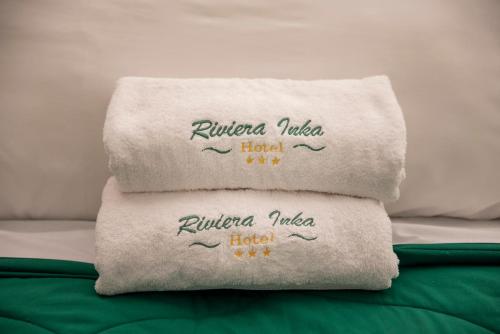 a pile of towels sitting on top of a bed at Hotel Riviera Inka Paracas in Paracas