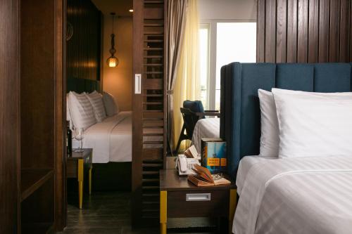 Una cama o camas en una habitación de Azalea Parkview Hotel