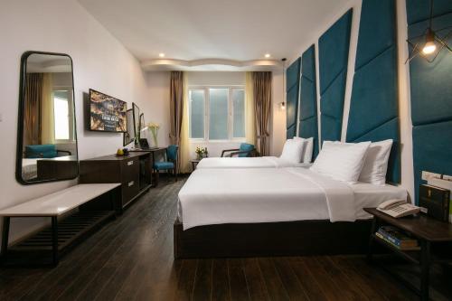 Una cama o camas en una habitación de Azalea Parkview Hotel
