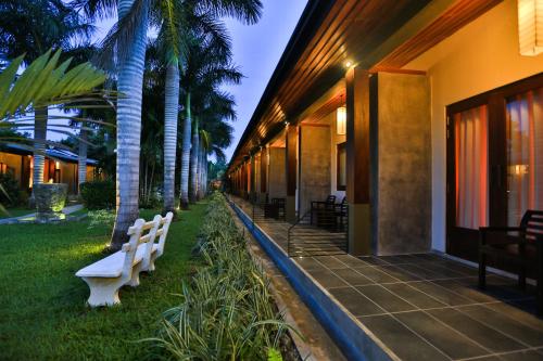 Chaarya Resort & Spaにある庭