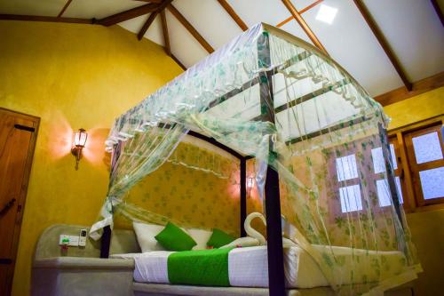 מיטה או מיטות בחדר ב-Omeesha Beach Hotel