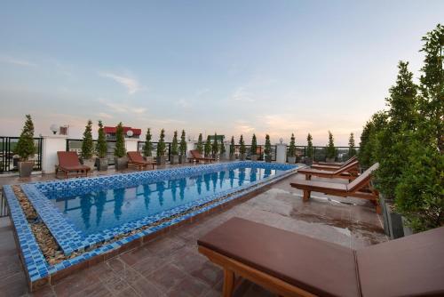 The swimming pool at or close to Azalea Parkview Hotel