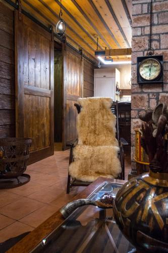 Ruang duduk di Mythica Chalet