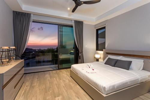 Ένα ή περισσότερα κρεβάτια σε δωμάτιο στο Twin Villas Seaview Kata