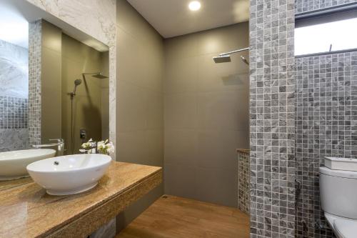 Ένα μπάνιο στο Twin Villas Seaview Kata