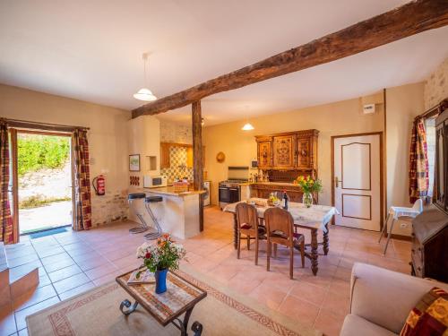 une cuisine et un salon avec une table et des chaises dans l'établissement Chateau de Gurat, à Gurat
