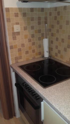 a kitchen counter with a black stove top oven at Ferienhaus Döbriach am Millstätter See in Döbriach