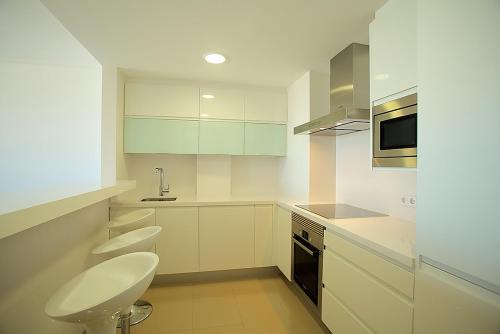カン・ピカフォルトにあるApartment Minimalの白いキッチン(シンク、トイレ付)