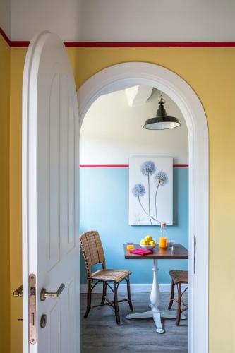 an archway leading into a dining room with a table and chairs at Locanda Rossa in Capalbio