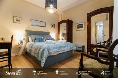 Alameda de Hercules Apartment في إشبيلية: غرفة نوم بسرير وطاولة ومرآة