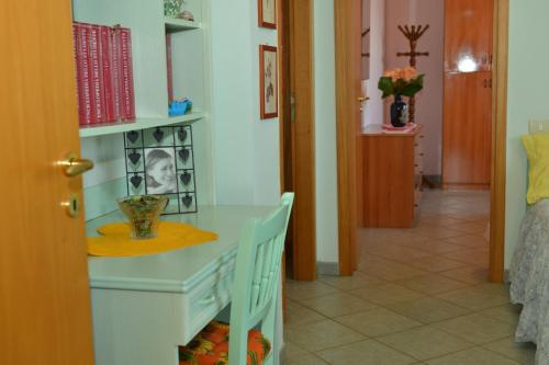 una habitación con una mesa con un jarrón encima en Villa Di Martino, en Sant'Egidio del Monte Albino