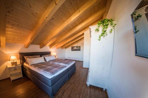 En eller flere senger på et rom på Alpenwohnung Neuner