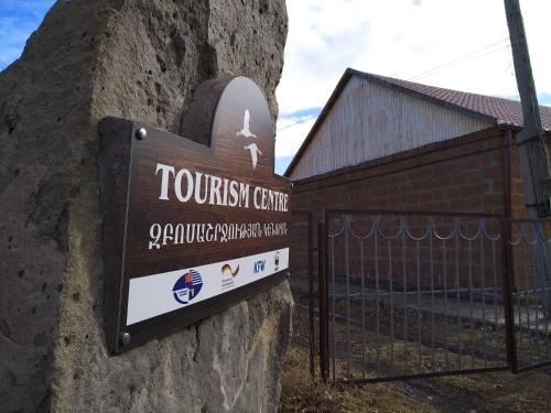 Turism centrに飾ってある許可証、賞状、看板またはその他の書類