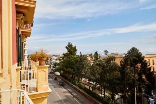 - un balcon offrant une vue sur la rue dans l'établissement Suite Klimt P.zza Amedeo, à Naples