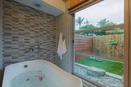 ein Bad mit einem WC und einem großen Fenster in der Unterkunft Hou Shan Ren Jia B&B Hall A in Yung-an-ts'un