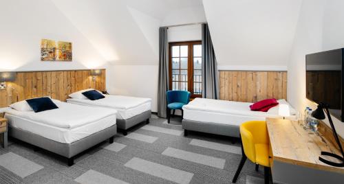 Säng eller sängar i ett rum på Hotel Nowa Holandia