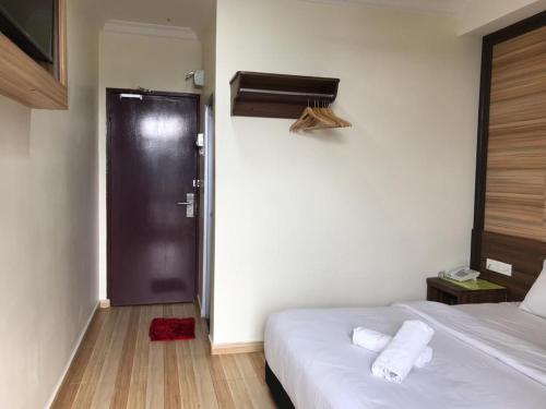 Postel nebo postele na pokoji v ubytování Haji Saudi Hotel