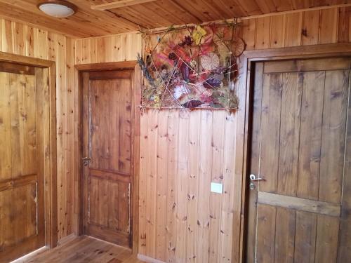 une pièce avec deux portes et un tableau au mur dans l'établissement Relax House, à Varkaliai