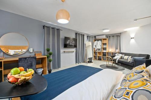 ein Schlafzimmer mit einem Bett und einer Obstschale auf einem Tisch in der Unterkunft מלון לה פינקה - מלון סוויטות יוקרתי in Be’er Scheva