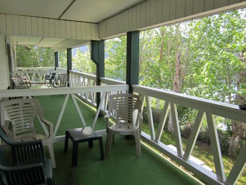 Балкон или терраса в Lakeside Motel