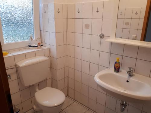 カッペルンにあるFerienhaus Nicolaysenのバスルーム(トイレ、洗面台付)