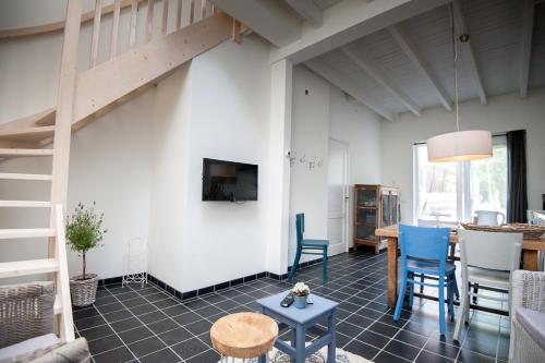 Televisyen dan/atau pusat hiburan di Boutique B&B Villa Heidetuin