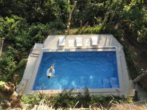 Uma vista da piscina em Putu Yoga Bungalow ou nas proximidades