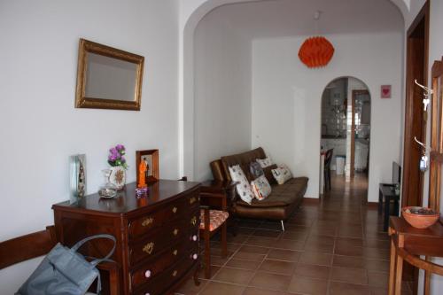 ヴィラ・レアル・デ・サント・アントニオにあるCasa da Princesaのリビングルーム(ソファ、ドレッサー付)
