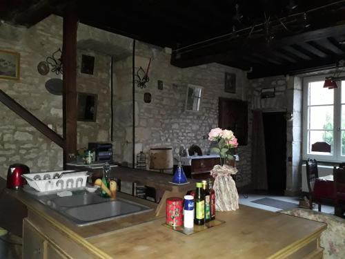 - une cuisine avec un comptoir, un évier et un comptoir sidx dans l'établissement MUSIROSA, à Vézelay