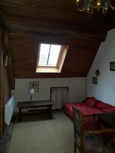 - une chambre avec un lit et une fenêtre mansardée dans l'établissement MUSIROSA, à Vézelay