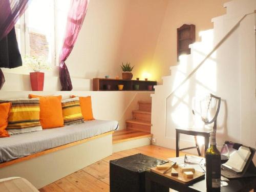 - un salon avec un canapé et un escalier dans l'établissement Central Lisbon Charming Loft, à Lisbonne