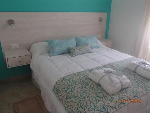 Una cama o camas en una habitación de Avalon