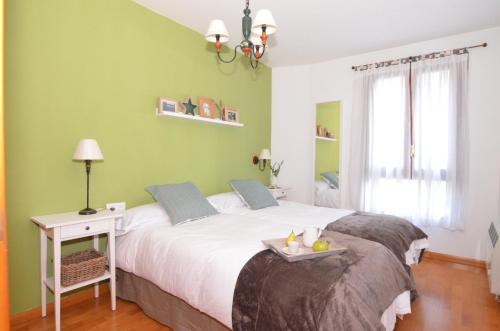 パンティコサにあるApartamento Campanero con WIFIの緑の壁のベッドルーム1室(ベッド2台付)