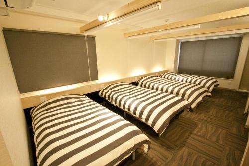 pokój z 4 łóżkami w klasie z tablicą w obiekcie Place 11 Building / Vacation STAY 2139 w mieście Sapporo