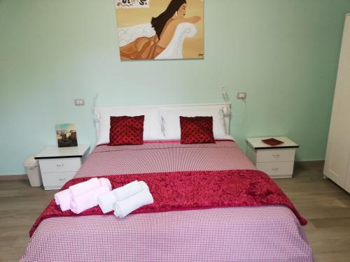 1 dormitorio con 1 cama con 2 toallas en The Zigghy's Room, en Matera