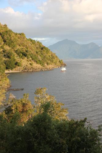a boat in the middle of a large body of water at Casa La Trafa in Futrono