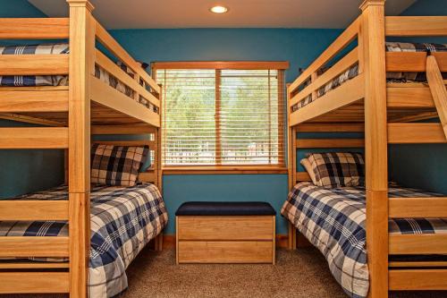 Katil dua tingkat atau katil-katil dua tingkat dalam bilik di 5-Star Luxury Tahoe Cabin! Great Location! Pool Table!Darts! Poker! Ping Pong! Games!