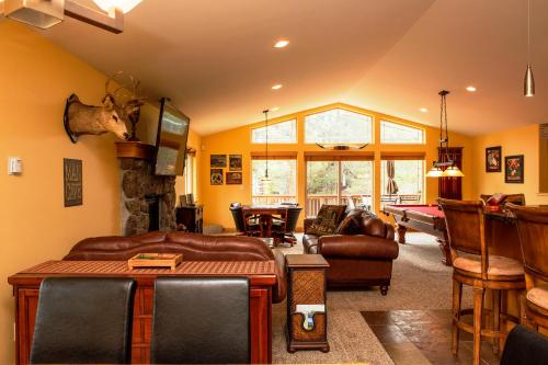 5-Star Luxury Tahoe Cabin! Great Location! Pool Table!Darts! Poker! Ping Pong! Games!