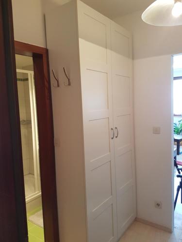 a room with white doors and a mirror at Wohnen im Kolonialstil inklusive Tiefgarage, kontaktloser Check-in in Klagenfurt