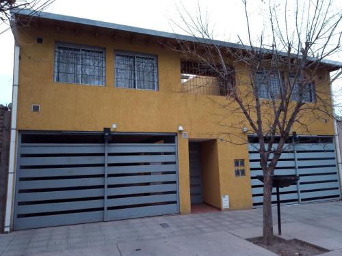 ein Haus mit zwei Garagentüren davor in der Unterkunft Los Nietos Alojamientos in Mendoza