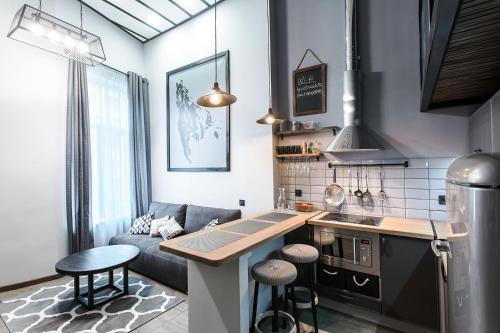 オデッサにあるДворівнева квартира Одеса для 4 гостей 32г-2のキッチン、リビングルーム(ソファ付)