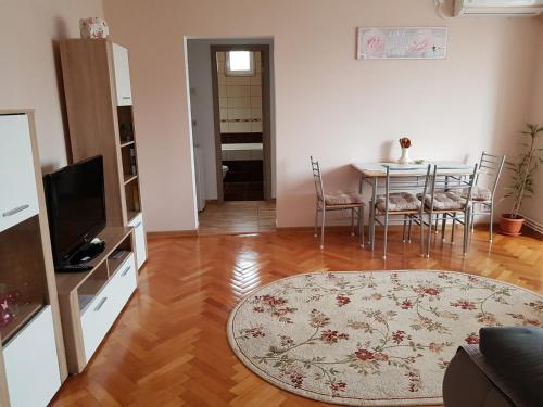 a living room with a table and a dining room at Transilvanya Apartament in Hunedoara