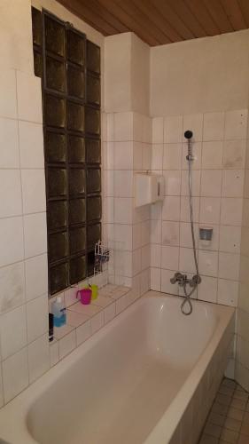 La salle de bains est pourvue d'une baignoire et d'une fenêtre. dans l'établissement Monteur Apartment Valeria, à Hagen